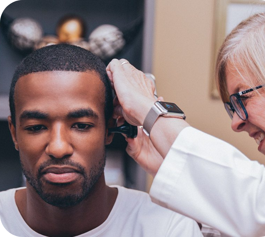 Homem adulto examinado por médica de meia idade