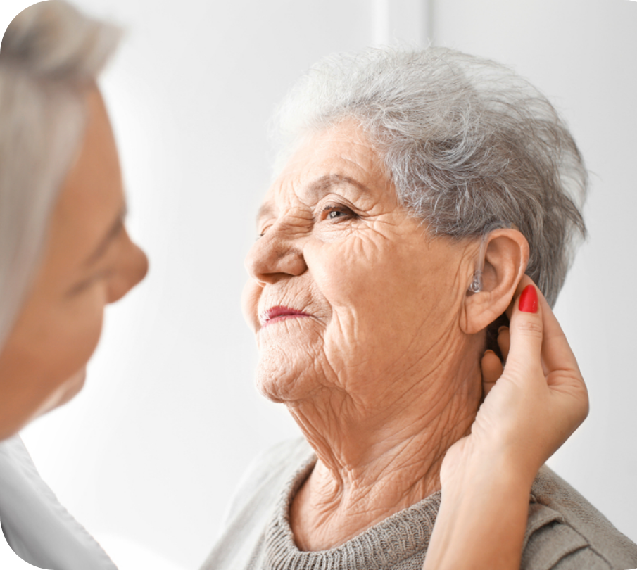 Senhora com aparelho auditivo